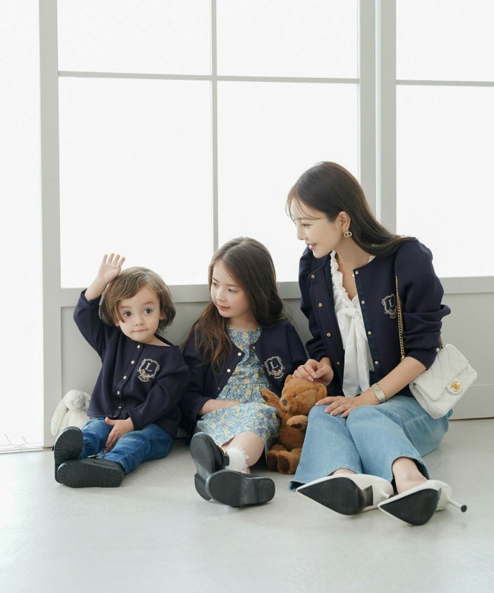 カーディガンレディースダンボールニットトップスクルーネックゴールドボタン木馬刺繍エンブレム刺繍フレアラインパネルライン袖口カフスパフスリーブスラッシュポケット羽織りトップス肩掛けリンク親子コーデ