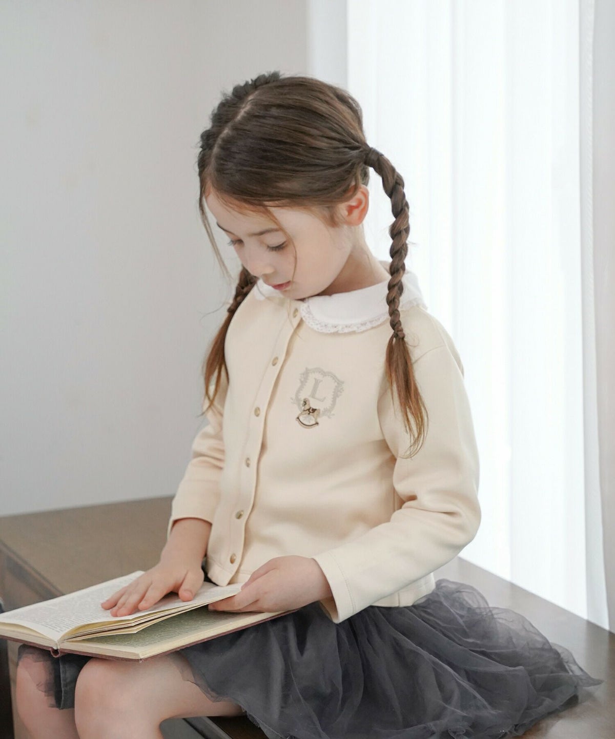 キッズカーディガン子供ダンボールニットトップスクルーネック木馬刺繍エンブレムゴールドボタン羽織りカーディガンフォーマルジャケットキッズフォーマルアイボリーベージュネイビー上品キッズウェアおしゃれ子供服成長応援ギフト80901001101202歳3歳4歳5歳6歳