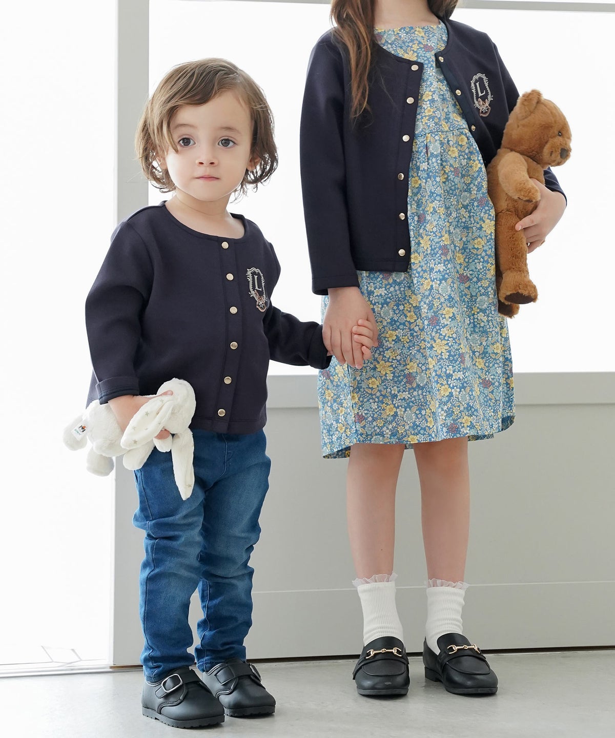 キッズカーディガン子供ダンボールニットトップスクルーネック木馬刺繍エンブレムゴールドボタン羽織りカーディガンフォーマルジャケットキッズフォーマルアイボリーベージュネイビー上品キッズウェアおしゃれ子供服成長応援ギフト80901001101202歳3歳4歳5歳6歳