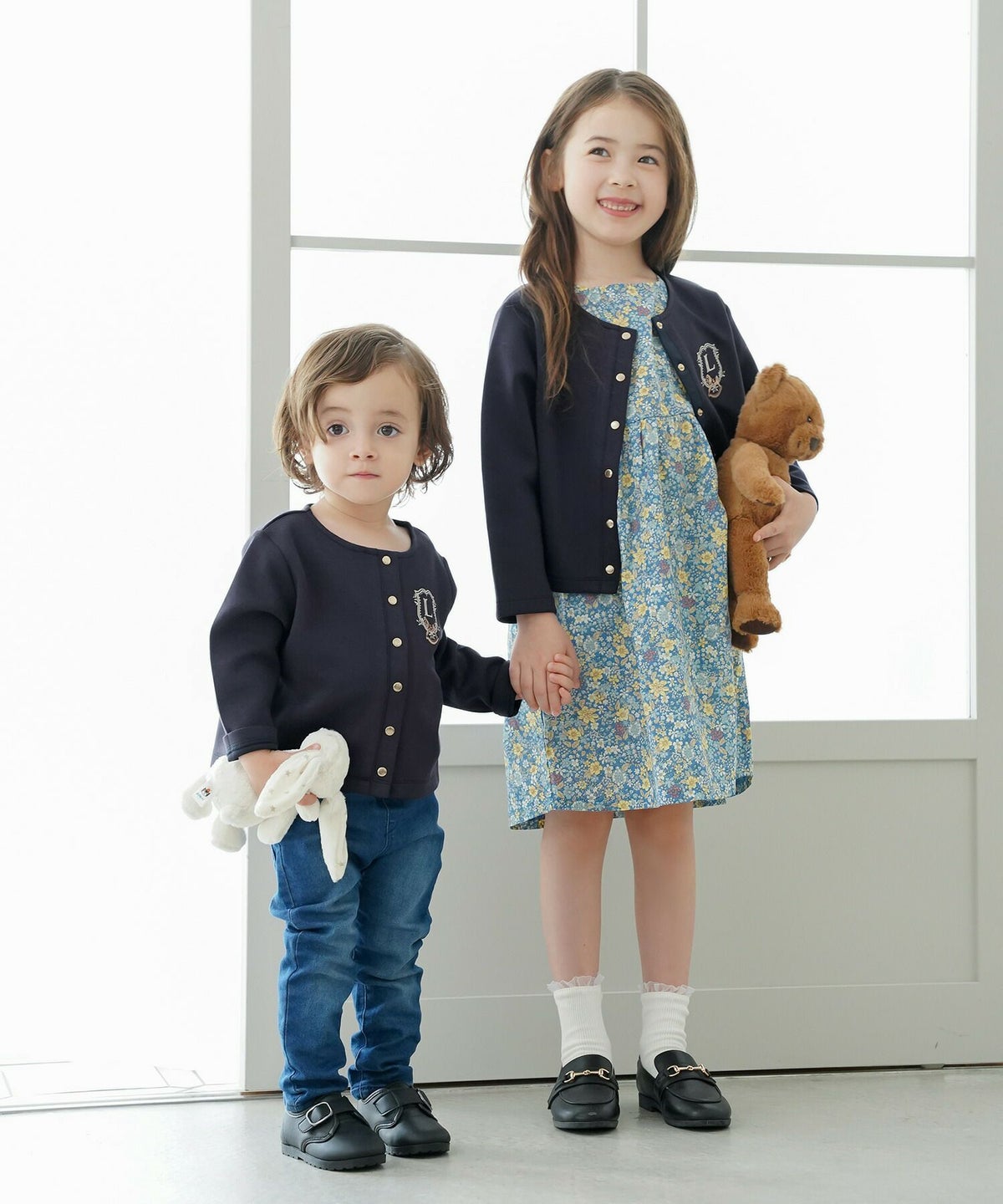 キッズカーディガン子供ダンボールニットトップスクルーネック木馬刺繍エンブレムゴールドボタン羽織りカーディガンフォーマルジャケットキッズフォーマルアイボリーベージュネイビー上品キッズウェアおしゃれ子供服成長応援ギフト80901001101202歳3歳4歳5歳6歳