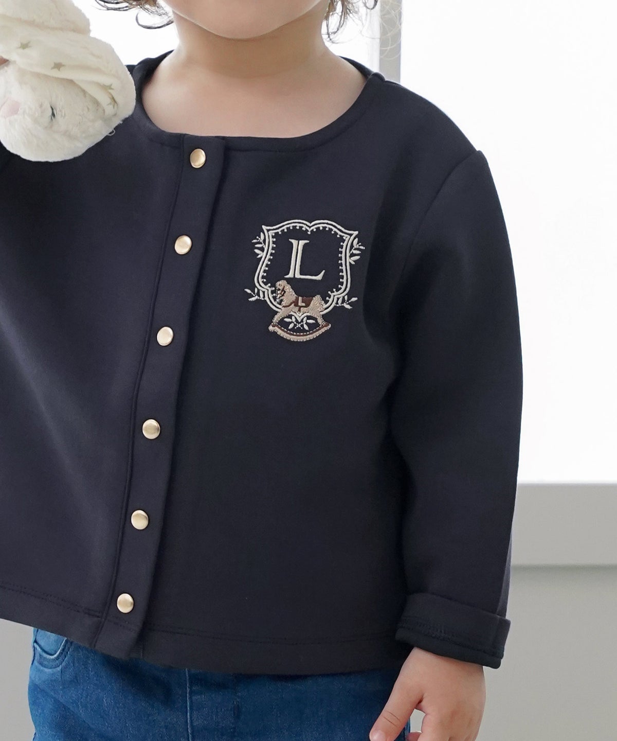 キッズカーディガン子供ダンボールニットトップスクルーネック木馬刺繍エンブレムゴールドボタン羽織りカーディガンフォーマルジャケットキッズフォーマルアイボリーベージュネイビー上品キッズウェアおしゃれ子供服成長応援ギフト80901001101202歳3歳4歳5歳6歳