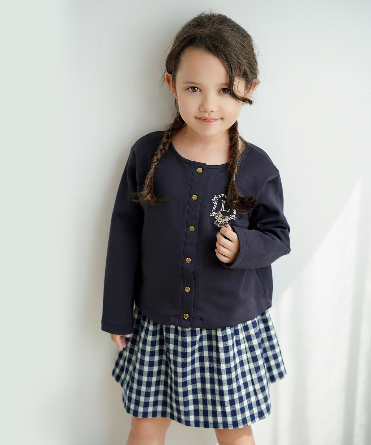 キッズカーディガン子供ダンボールニットトップスクルーネック木馬刺繍エンブレムゴールドボタン羽織りカーディガンフォーマルジャケットキッズフォーマルアイボリーベージュネイビー上品キッズウェアおしゃれ子供服成長応援ギフト80901001101202歳3歳4歳5歳6歳