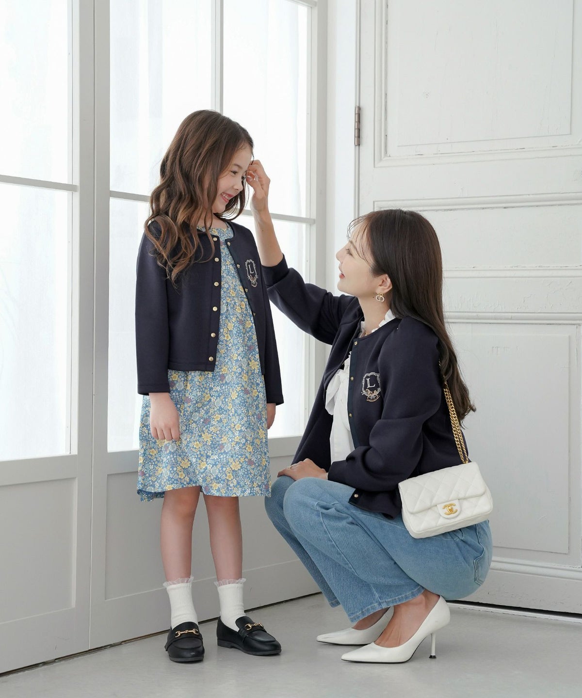 キッズカーディガン子供ダンボールニットトップスクルーネック木馬刺繍エンブレムゴールドボタン羽織りカーディガンフォーマルジャケットキッズフォーマルアイボリーベージュネイビー上品キッズウェアおしゃれ子供服成長応援ギフト80901001101202歳3歳4歳5歳6歳