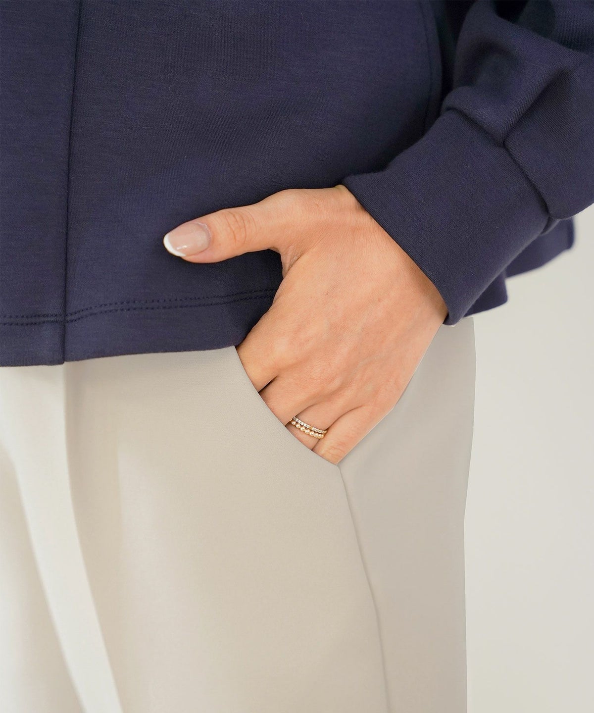 テーパード パンツ レディース フリル サイドフリル 細身 美脚 ポケット付き 裏地付き アイボリー ベージュ ブラック 大人かわいい きれいめ シンプル 春 夏 秋 通勤 オフィス カジュアル ボトムス スリムパンツ フェミニン フリルパンツ 着痩せ 楽ちん