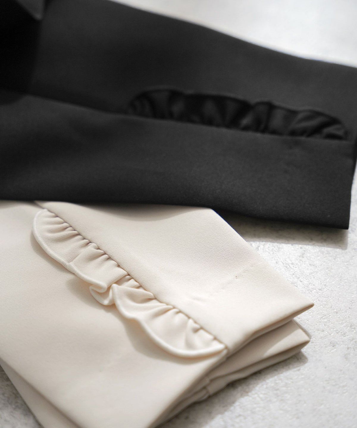 テーパード パンツ レディース フリル サイドフリル 細身 美脚 ポケット付き 裏地付き アイボリー ベージュ ブラック 大人かわいい きれいめ シンプル 春 夏 秋 通勤 オフィス カジュアル ボトムス スリムパンツ フェミニン フリルパンツ 着痩せ 楽ちん