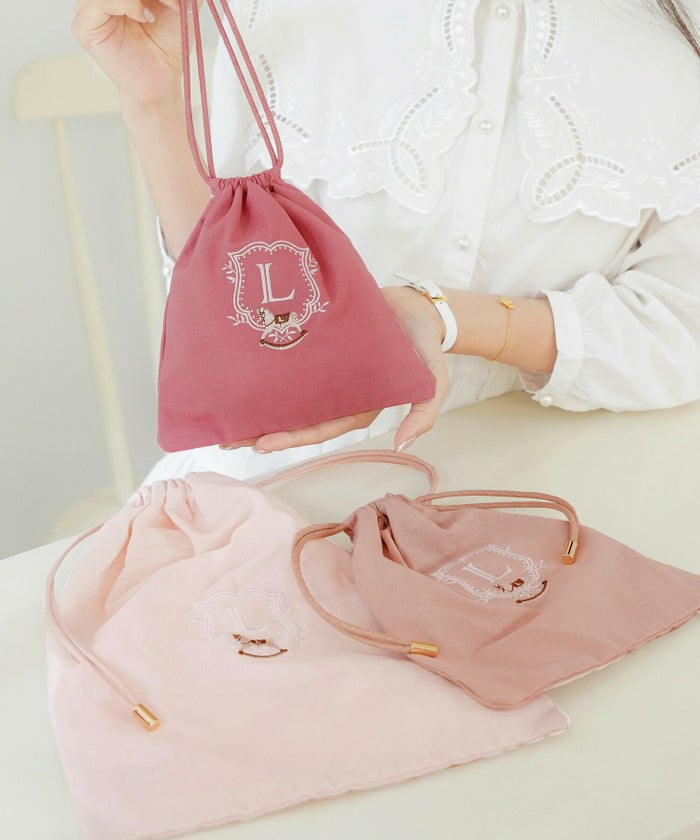 レディース小物ポーチ3点サイズSMLセット収納小分け多様巾着プレゼントギフト産前産後ママ子供木馬刺繍エンブレムフェミニン上品エレガントカジュアルピンクブルー女の子男の子オールシーズン