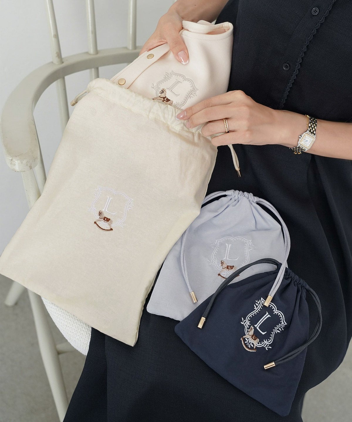 レディース小物ポーチ3点サイズSMLセット収納小分け多様巾着プレゼントギフト産前産後ママ子供木馬刺繍エンブレムフェミニン上品エレガントカジュアルピンクブルー女の子男の子オールシーズン