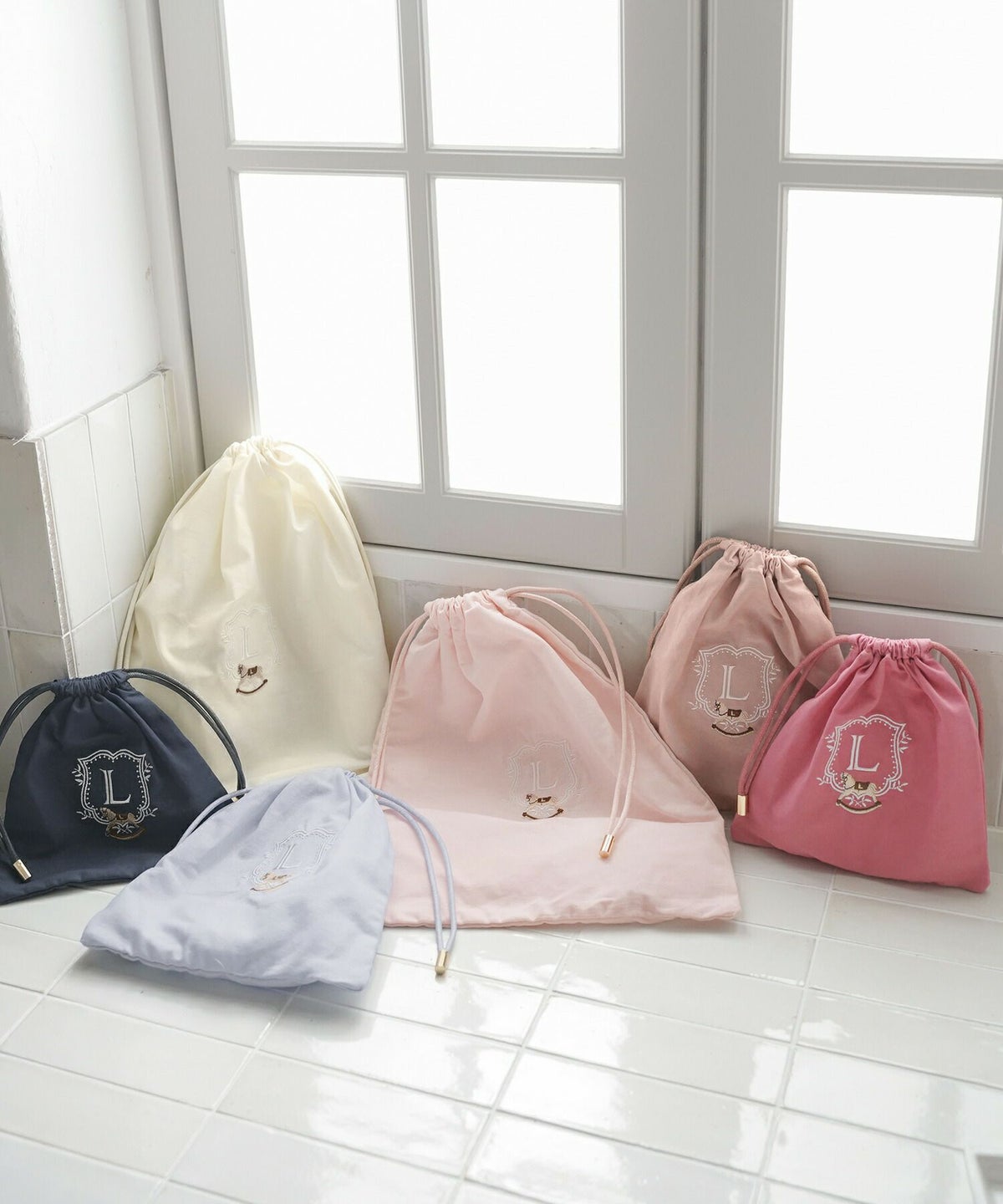 レディース小物ポーチ3点サイズSMLセット収納小分け多様巾着プレゼントギフト産前産後ママ子供木馬刺繍エンブレムフェミニン上品エレガントカジュアルピンクブルー女の子男の子オールシーズン