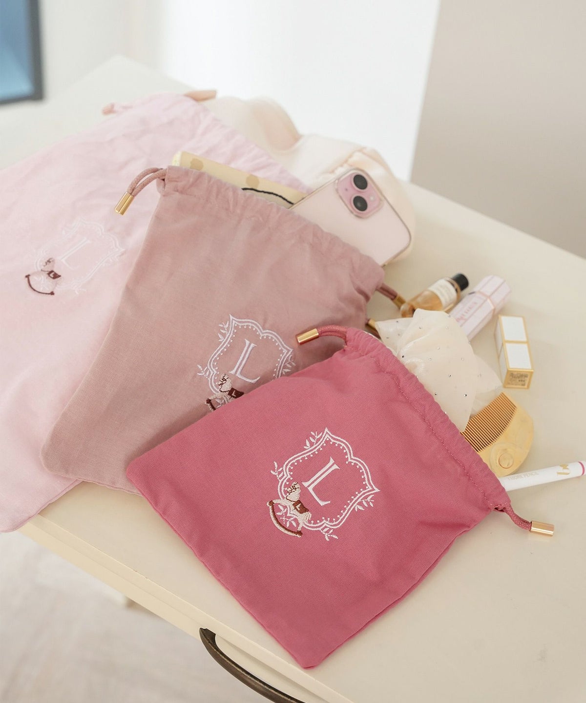 レディース小物ポーチ3点サイズSMLセット収納小分け多様巾着プレゼントギフト産前産後ママ子供木馬刺繍エンブレムフェミニン上品エレガントカジュアルピンクブルー女の子男の子オールシーズン