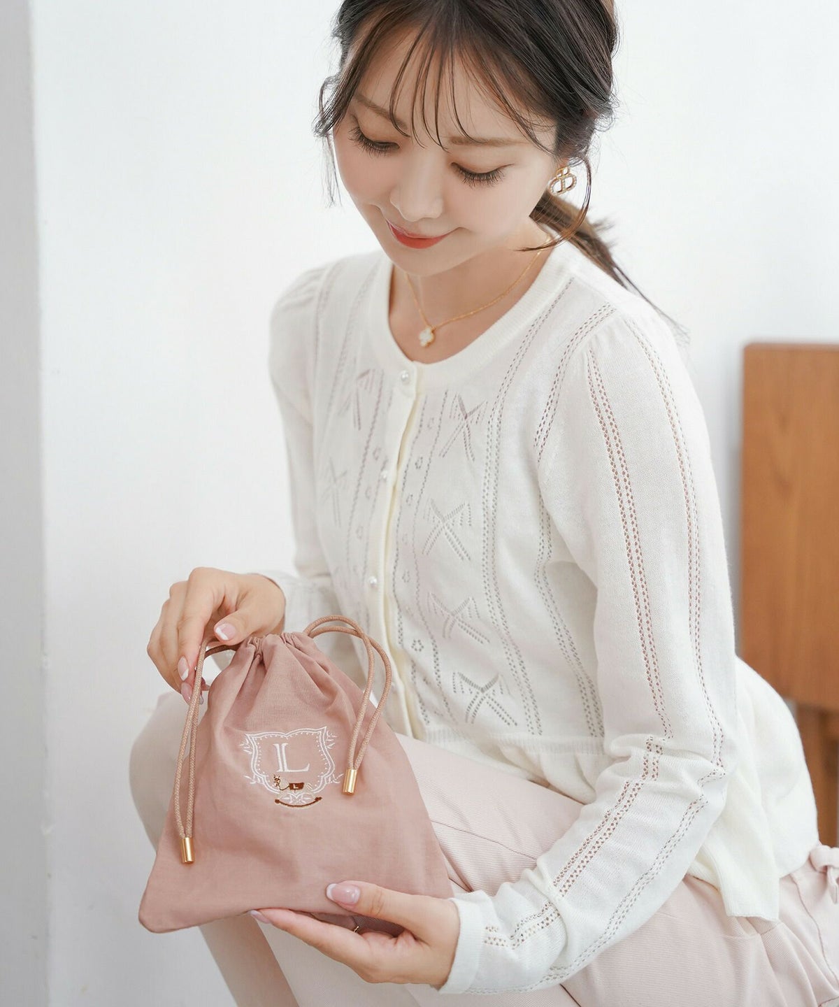 レディース小物ポーチ3点サイズSMLセット収納小分け多様巾着プレゼントギフト産前産後ママ子供木馬刺繍エンブレムフェミニン上品エレガントカジュアルピンクブルー女の子男の子オールシーズン