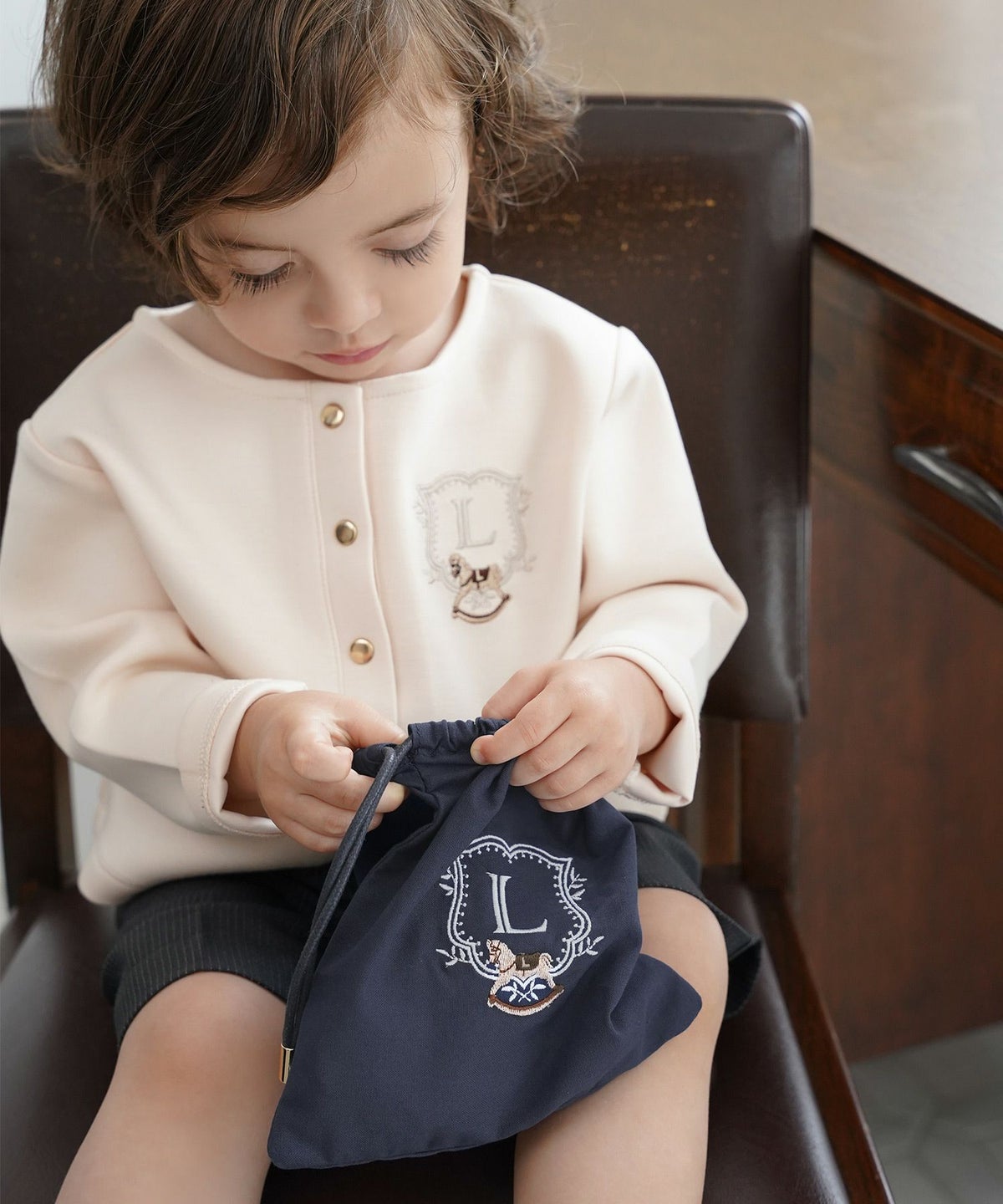 レディース小物ポーチ3点サイズSMLセット収納小分け多様巾着プレゼントギフト産前産後ママ子供木馬刺繍エンブレムフェミニン上品エレガントカジュアルピンクブルー女の子男の子オールシーズン