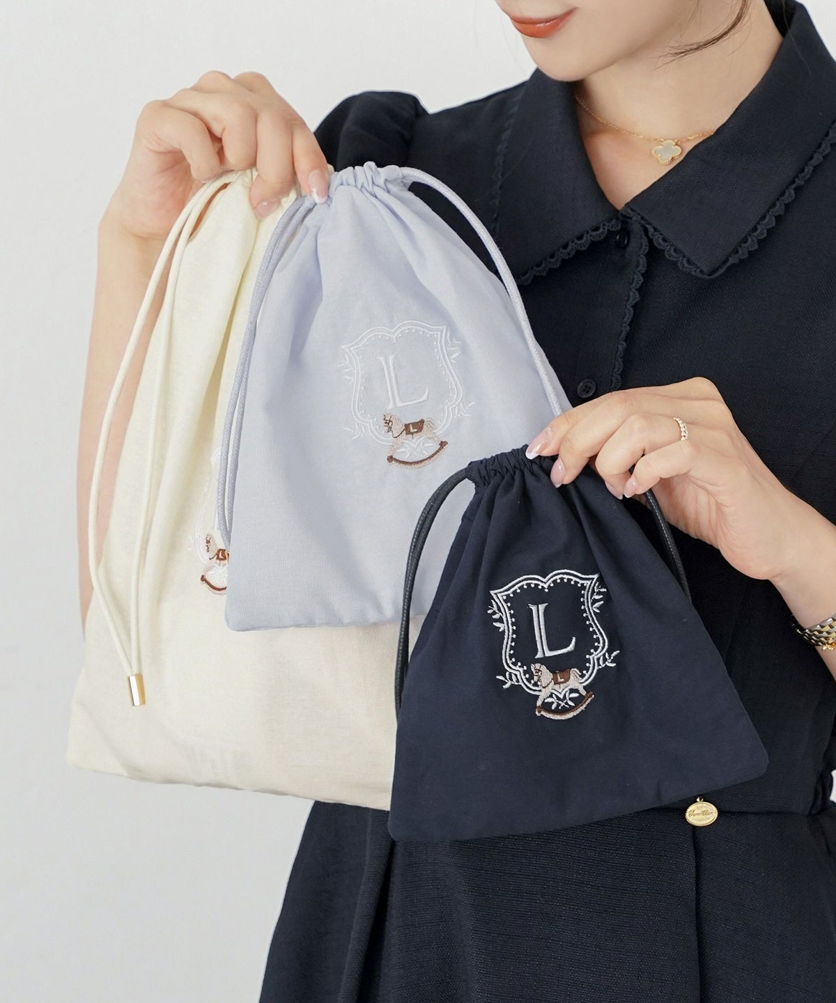 レディース小物ポーチ3点サイズSMLセット収納小分け多様巾着プレゼントギフト産前産後ママ子供木馬刺繍エンブレムフェミニン上品エレガントカジュアルピンクブルー女の子男の子オールシーズン