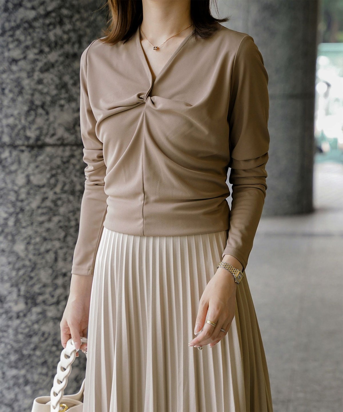 ツイスト トップス シンプル ドレープ カットソー プルオーバー オフィス アイボリー/サックス/モカ/ブラック/M/長袖