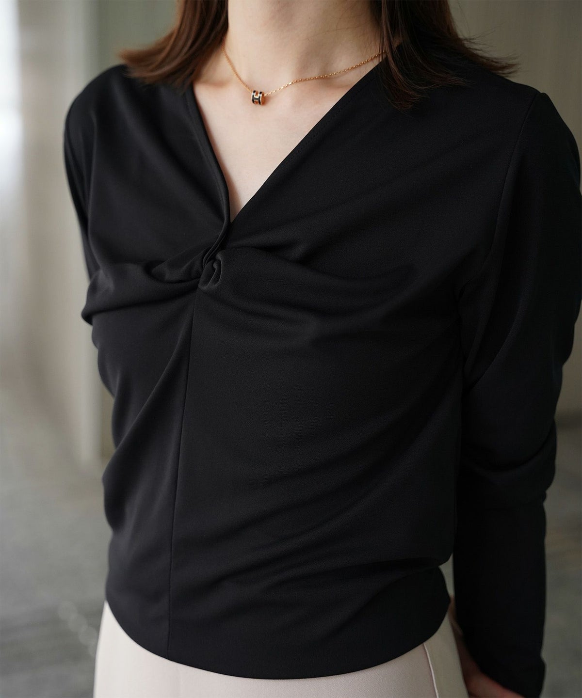 ツイスト トップス シンプル ドレープ カットソー プルオーバー オフィス アイボリー/サックス/モカ/ブラック/M/長袖