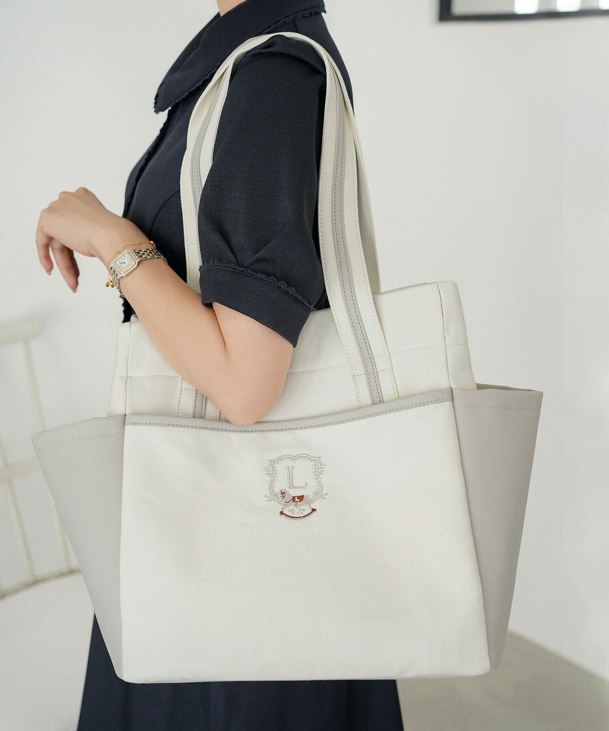 トートバッグレディースミディアム木馬刺繍エンブレム刺繍バッグ底鋲付き自立バッグおしゃれ通勤通学推し活バッグフェミニンバッグ上品バッグ軽量バッグ収納力マチありバッグA4きれいめデイリーバッグカジュアルバッグプレゼントバッグ春夏秋冬マママザーズバッグ