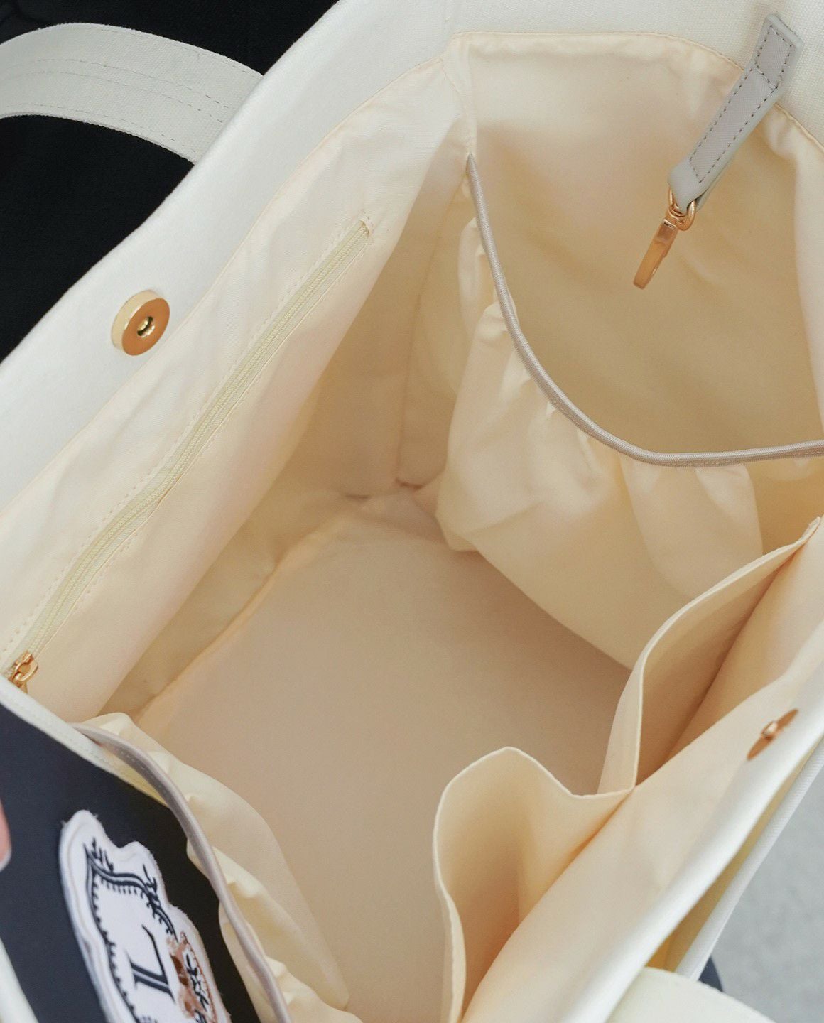 トートバッグレディースミディアム木馬刺繍エンブレム刺繍バッグ底鋲付き自立バッグおしゃれ通勤通学推し活バッグフェミニンバッグ上品バッグ軽量バッグ収納力マチありバッグA4きれいめデイリーバッグカジュアルバッグプレゼントバッグ春夏秋冬マママザーズバッグ