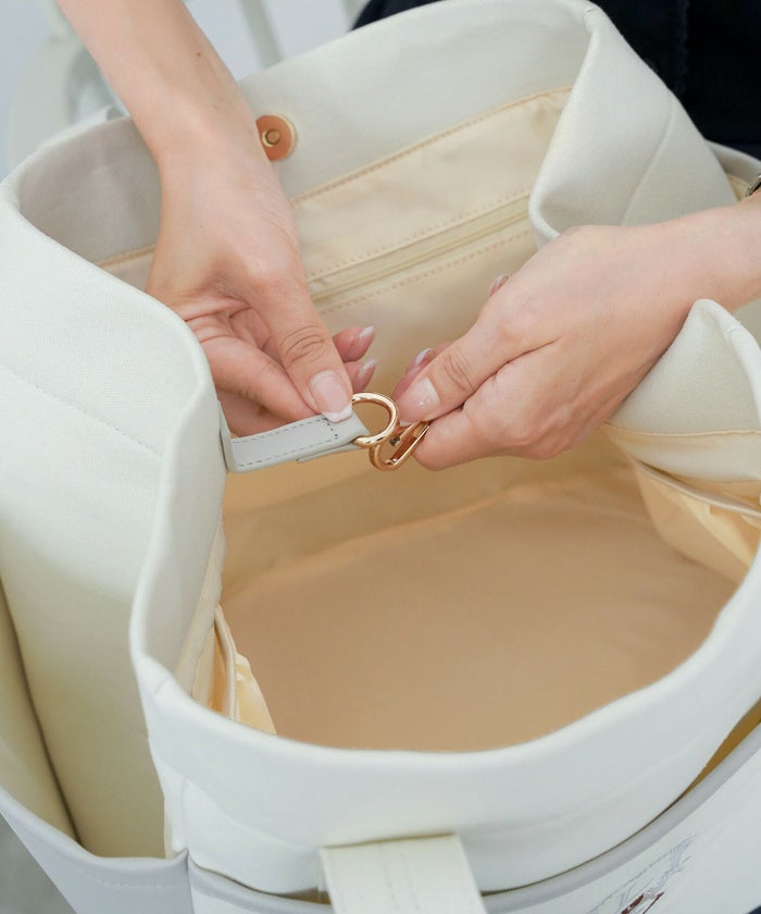 トートバッグレディースミディアム木馬刺繍エンブレム刺繍バッグ底鋲付き自立バッグおしゃれ通勤通学推し活バッグフェミニンバッグ上品バッグ軽量バッグ収納力マチありバッグA4きれいめデイリーバッグカジュアルバッグプレゼントバッグ春夏秋冬マママザーズバッグ