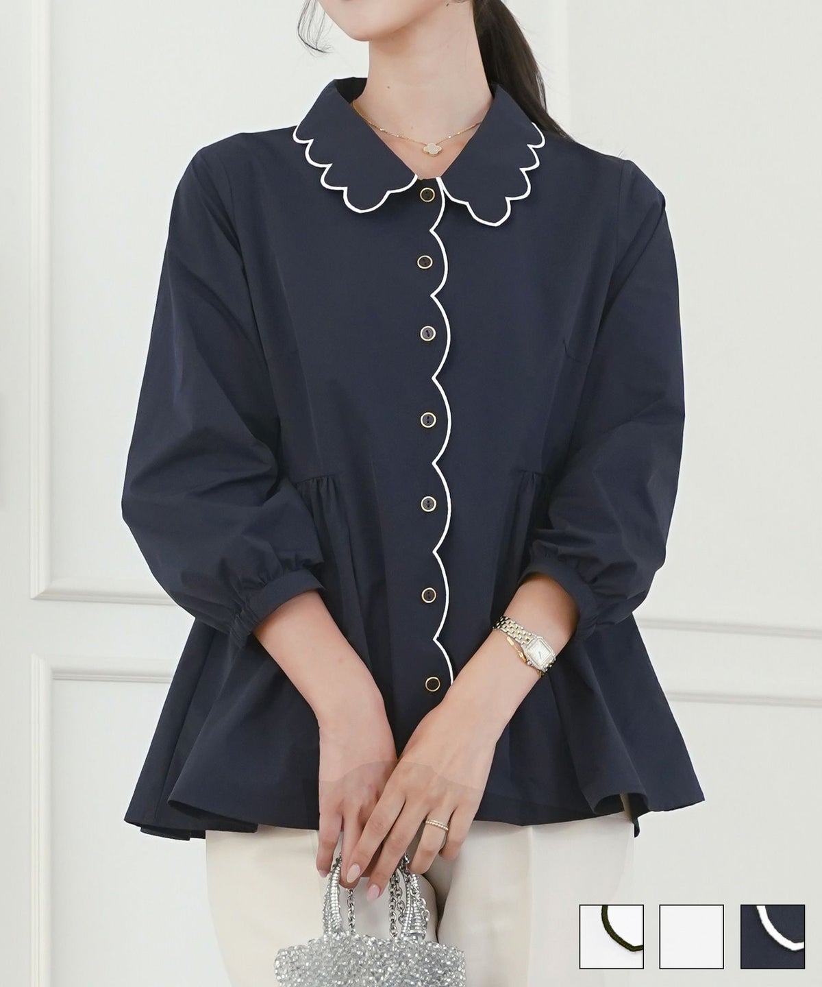 大人かわいい お尻隠れる 上品ブラウス 通勤 オフィスカジュアル 体型カバー 秋服 トップス 金縁ボタン 撥水加工 ギャザーシルエット ホワイト ネイビー 配色 撥水 スカラップ 襟 ブラウス le reve vaniller