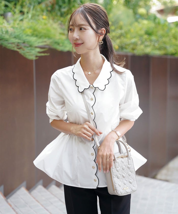 撥水 ブラウス レディース 長袖 フェミニン ペプラム スカラップ ピンタック 刺繍ブラウス 前開きブラウス クルーネック ゴム袖 袖まくり可能 秋ブラウス きれいめ 大人かわいい お尻隠れる 上品ブラウス 通勤 オフィスカジュアル 体型カバー 秋服 トップス 金縁ボタン 撥水加工 ギャザーシルエット ホワイト ネイビー 配色