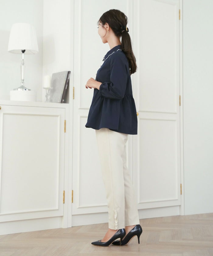 撥水 ブラウス レディース 長袖 フェミニン ペプラム スカラップ ピンタック 刺繍ブラウス 前開きブラウス クルーネック ゴム袖 袖まくり可能 秋ブラウス きれいめ 大人かわいい お尻隠れる 上品ブラウス 通勤 オフィスカジュアル 体型カバー 秋服 トップス 金縁ボタン 撥水加工 ギャザーシルエット ホワイト ネイビー 配色