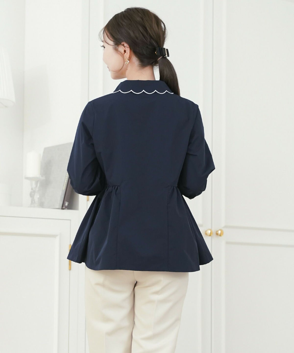 撥水 ブラウス レディース 長袖 フェミニン ペプラム スカラップ ピンタック 刺繍ブラウス 前開きブラウス クルーネック ゴム袖 袖まくり可能 秋ブラウス きれいめ 大人かわいい お尻隠れる 上品ブラウス 通勤 オフィスカジュアル 体型カバー 秋服 トップス 金縁ボタン 撥水加工 ギャザーシルエット ホワイト ネイビー 配色