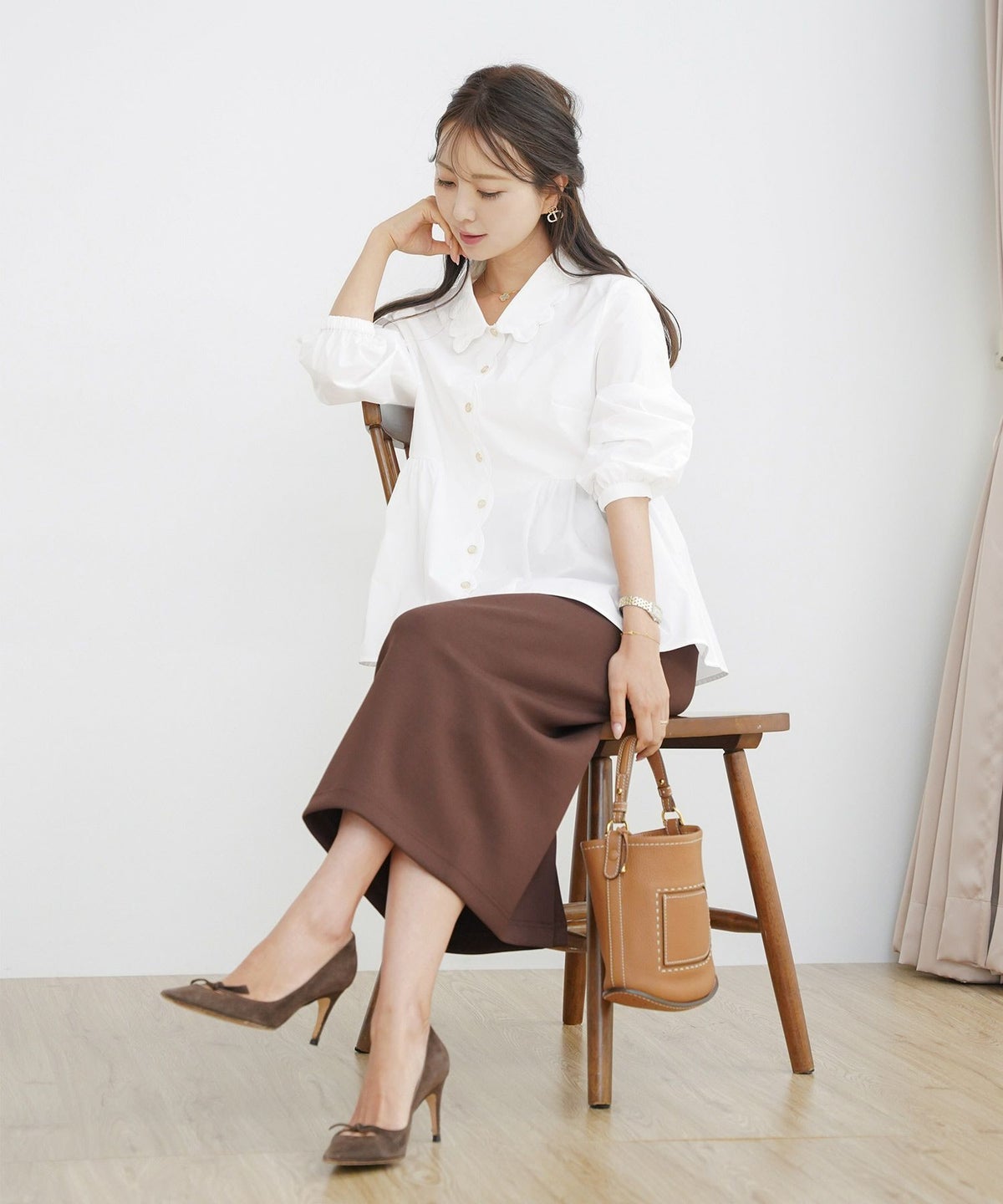 撥水 ブラウス レディース 長袖 フェミニン ペプラム スカラップ ピンタック 刺繍ブラウス 前開きブラウス クルーネック ゴム袖 袖まくり可能 秋ブラウス きれいめ 大人かわいい お尻隠れる 上品ブラウス 通勤 オフィスカジュアル 体型カバー 秋服 トップス 金縁ボタン 撥水加工 ギャザーシルエット ホワイト ネイビー 配色