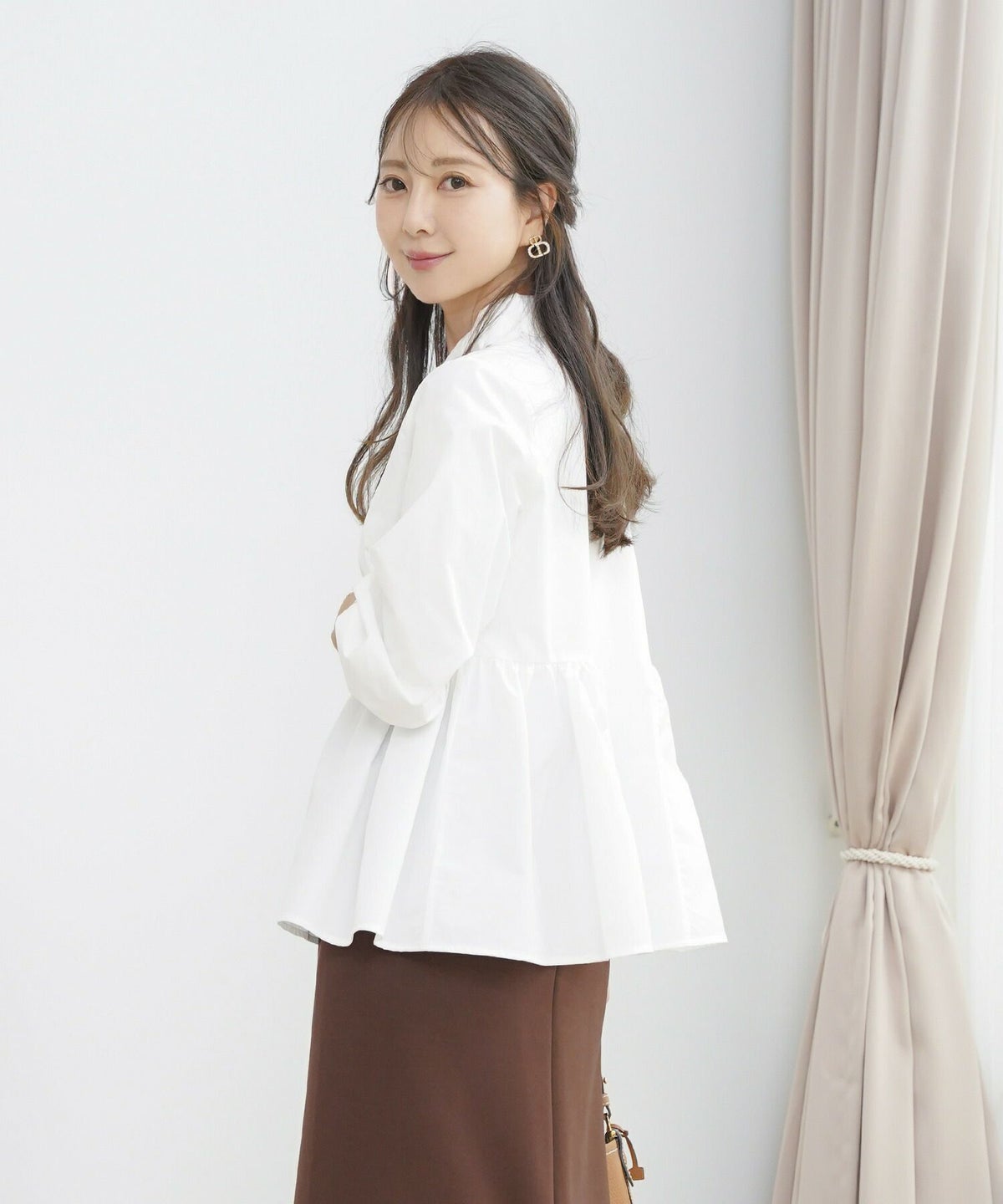 撥水 ブラウス レディース 長袖 フェミニン ペプラム スカラップ ピンタック 刺繍ブラウス 前開きブラウス クルーネック ゴム袖 袖まくり可能 秋ブラウス きれいめ 大人かわいい お尻隠れる 上品ブラウス 通勤 オフィスカジュアル 体型カバー 秋服 トップス 金縁ボタン 撥水加工 ギャザーシルエット ホワイト ネイビー 配色