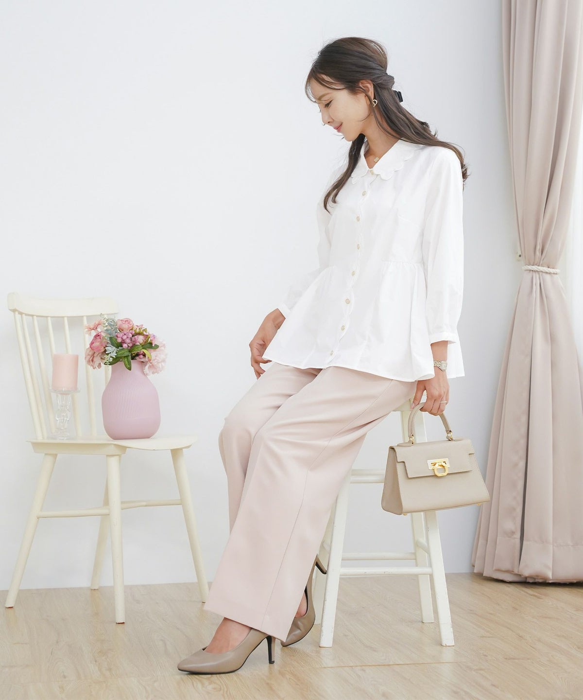 撥水 ブラウス レディース 長袖 フェミニン ペプラム スカラップ ピンタック 刺繍ブラウス 前開きブラウス クルーネック ゴム袖 袖まくり可能 秋ブラウス きれいめ 大人かわいい お尻隠れる 上品ブラウス 通勤 オフィスカジュアル 体型カバー 秋服 トップス 金縁ボタン 撥水加工 ギャザーシルエット ホワイト ネイビー 配色