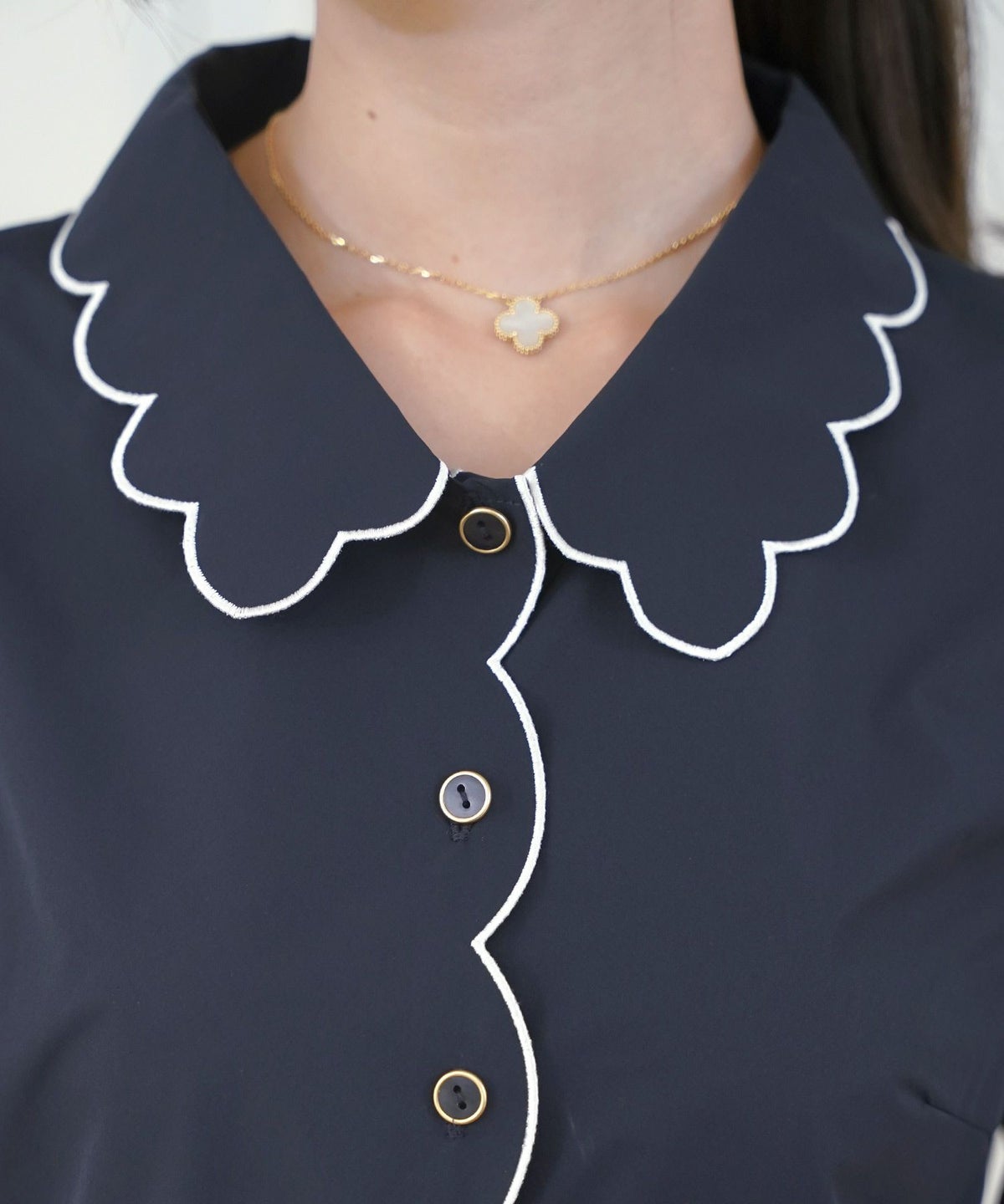 撥水 ブラウス レディース 長袖 フェミニン ペプラム スカラップ ピンタック 刺繍ブラウス 前開きブラウス クルーネック ゴム袖 袖まくり可能 秋ブラウス きれいめ 大人かわいい お尻隠れる 上品ブラウス 通勤 オフィスカジュアル 体型カバー 秋服 トップス 金縁ボタン 撥水加工 ギャザーシルエット ホワイト ネイビー 配色