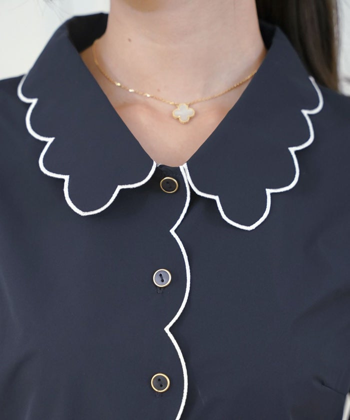 撥水 ブラウス レディース 長袖 フェミニン ペプラム スカラップ ピンタック 刺繍ブラウス 前開きブラウス クルーネック ゴム袖 袖まくり可能 秋ブラウス きれいめ 大人かわいい お尻隠れる 上品ブラウス 通勤 オフィスカジュアル 体型カバー 秋服 トップス 金縁ボタン 撥水加工 ギャザーシルエット ホワイト ネイビー 配色