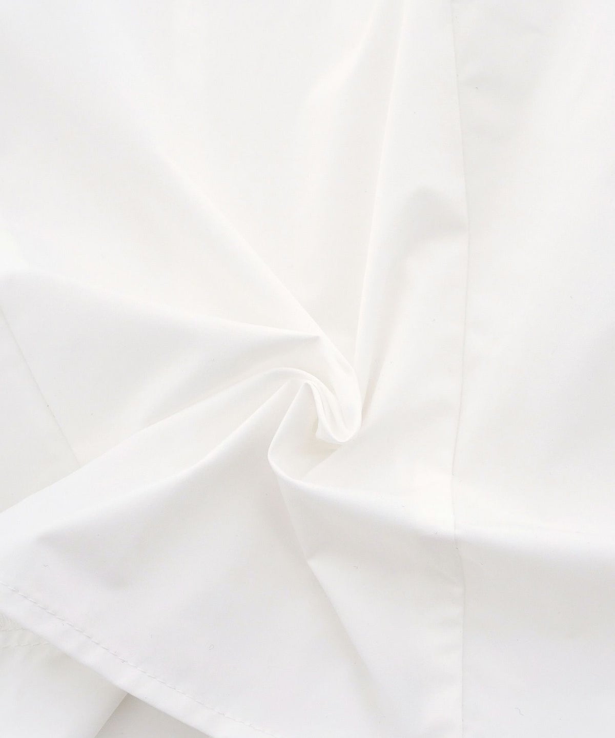 撥水 ブラウス レディース 長袖 フェミニン ペプラム スカラップ ピンタック 刺繍ブラウス 前開きブラウス クルーネック ゴム袖 袖まくり可能 秋ブラウス きれいめ 大人かわいい お尻隠れる 上品ブラウス 通勤 オフィスカジュアル 体型カバー 秋服 トップス 金縁ボタン 撥水加工 ギャザーシルエット ホワイト ネイビー 配色