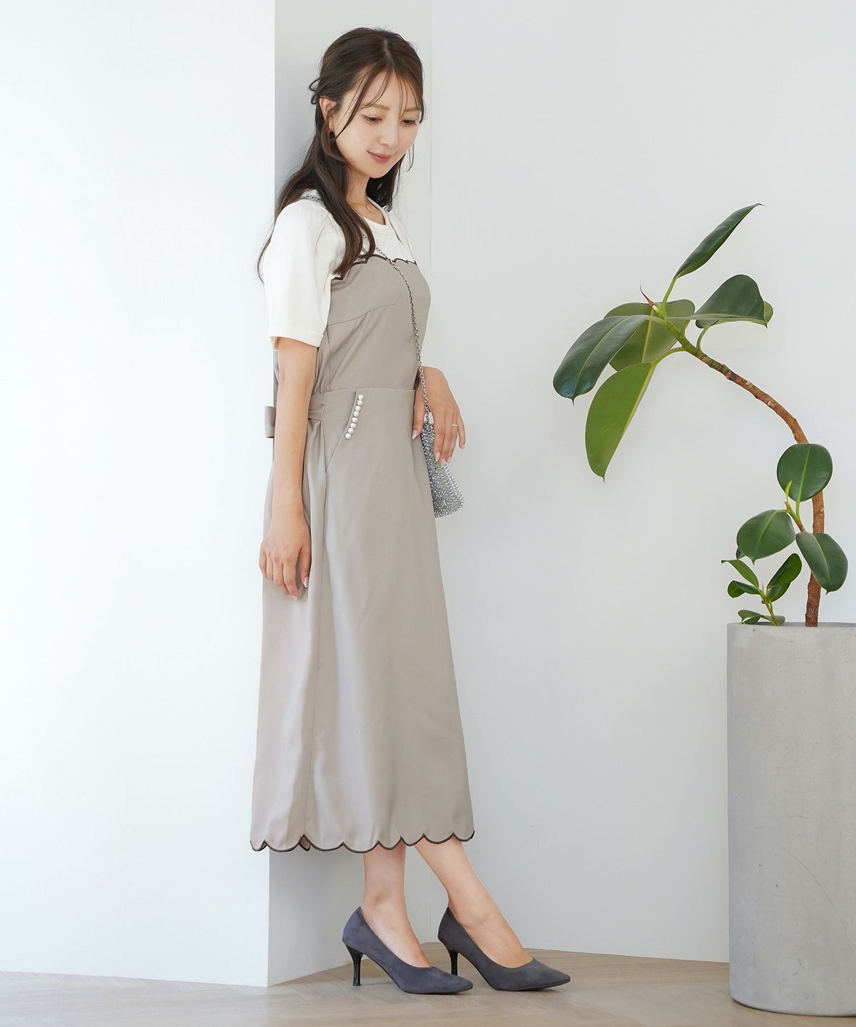 キャミ ワンピース スカラップ刺繍 ロング丈 無地 大人 フェミニン レディース 春夏 秋冬 アイボリー  ピンク チャコール ブラック オールシーズン 