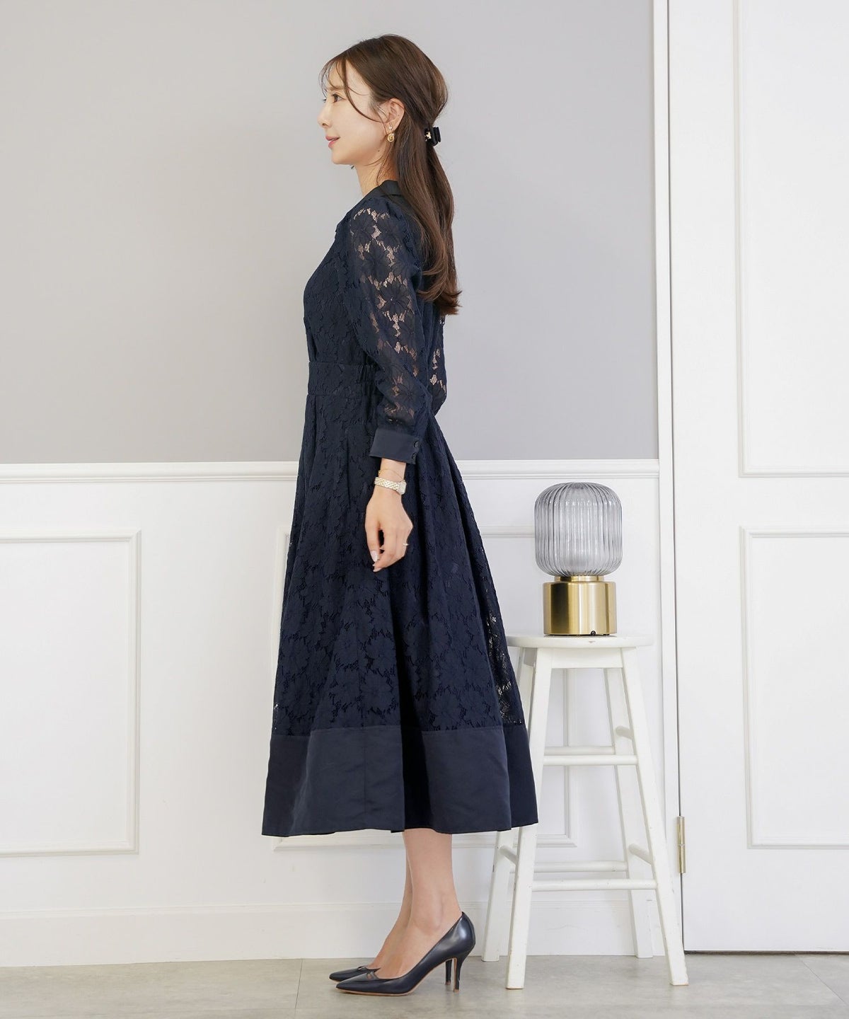 花柄 ワンピース タフタ 切替 開襟 フレア シルエット 長袖 レース タック入り 裏地付き ポケット付き 9分袖 ギャザー 袖口カフス 大人フェミニン 上品 華やか 女性らしい 立体感 エレガント 季節感 透け感 セミオケージョン 結婚式 デート 食事会