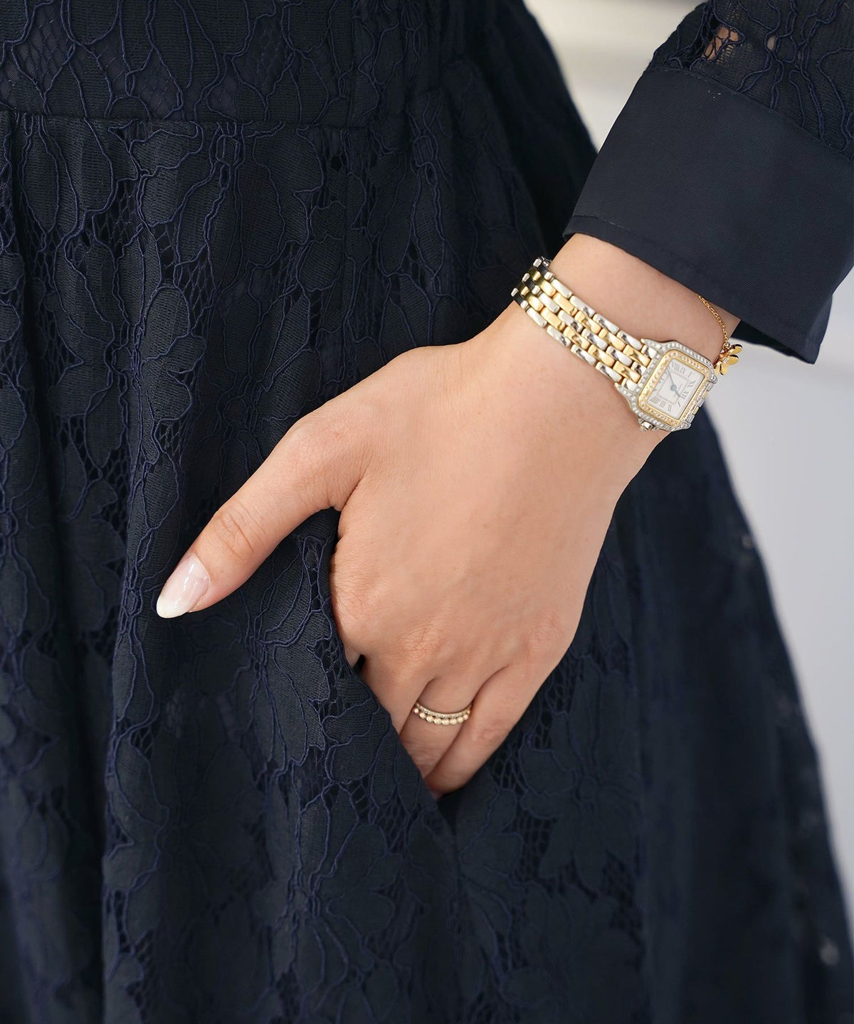 花柄 ワンピース タフタ 切替 開襟 フレア シルエット 長袖 レース タック入り 裏地付き ポケット付き 9分袖 ギャザー 袖口カフス 大人フェミニン 上品 華やか 女性らしい 立体感 エレガント 季節感 透け感 セミオケージョン 結婚式 デート 食事会