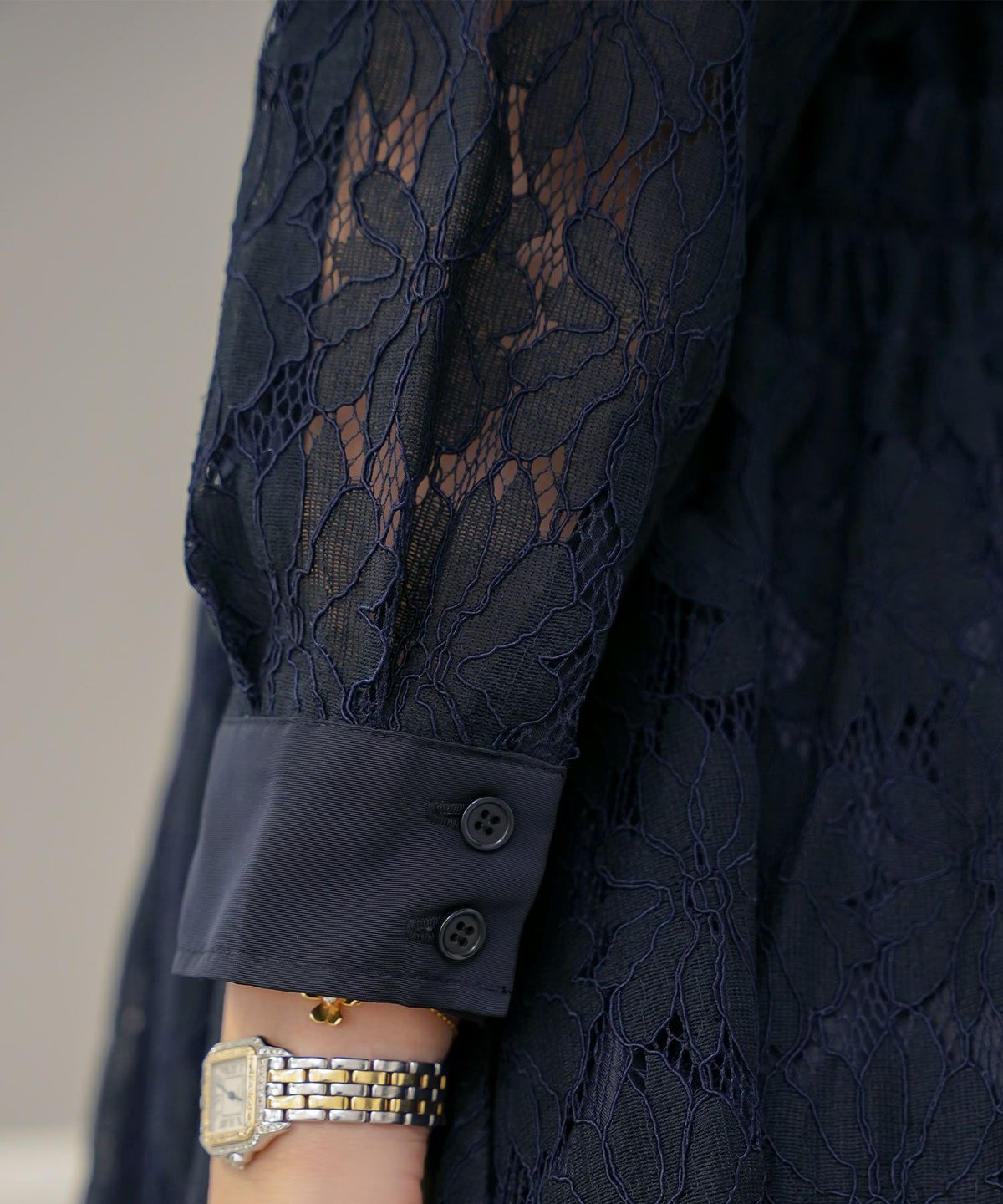 花柄 ワンピース タフタ 切替 開襟 フレア シルエット 長袖 レース タック入り 裏地付き ポケット付き 9分袖 ギャザー 袖口カフス 大人フェミニン 上品 華やか 女性らしい 立体感 エレガント 季節感 透け感 セミオケージョン 結婚式 デート 食事会