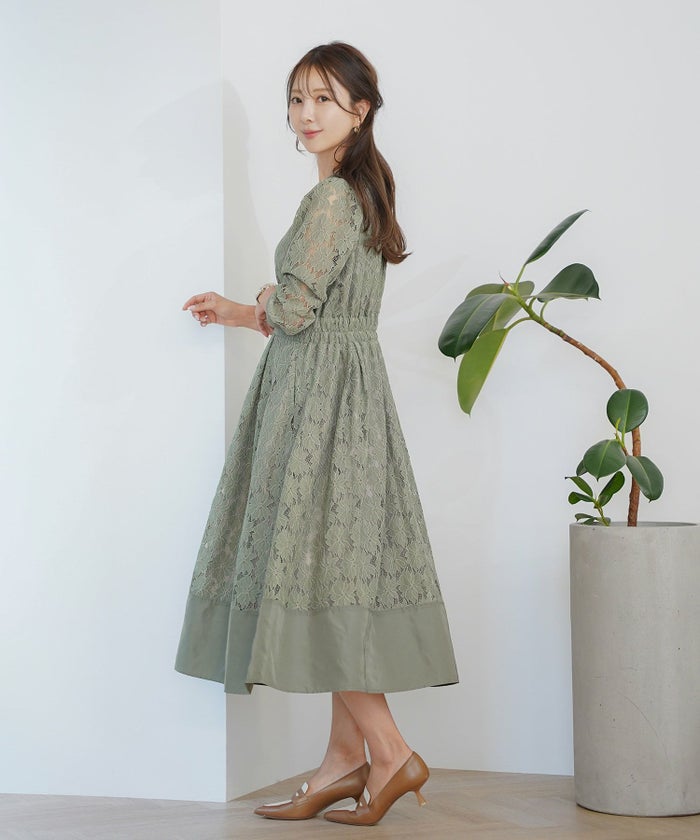 花柄 ワンピース タフタ 切替 開襟 フレア シルエット 長袖 レース タック入り 裏地付き ポケット付き 9分袖 ギャザー 袖口カフス 大人フェミニン 上品 華やか 女性らしい 立体感 エレガント 季節感 透け感 セミオケージョン 結婚式 デート 食事会