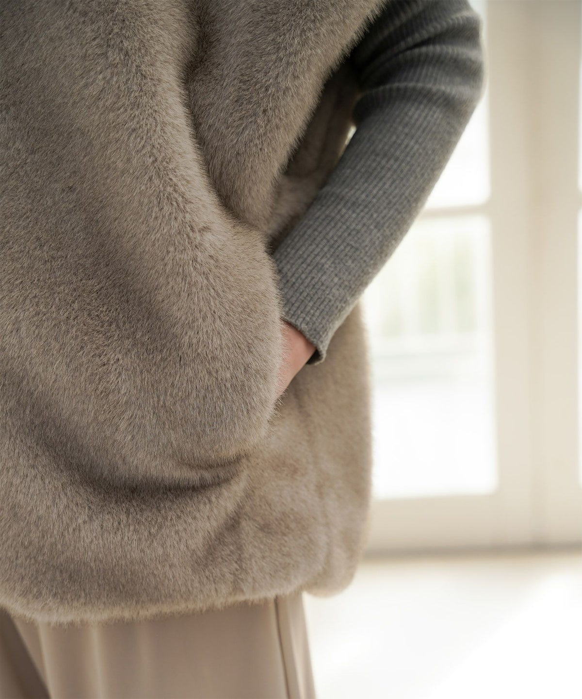 レディース  ジレ ファー フェイクファー ジャケット アウター 秋 冬 きれいめ ライトグレー/キャメル/M/ノースリーブ