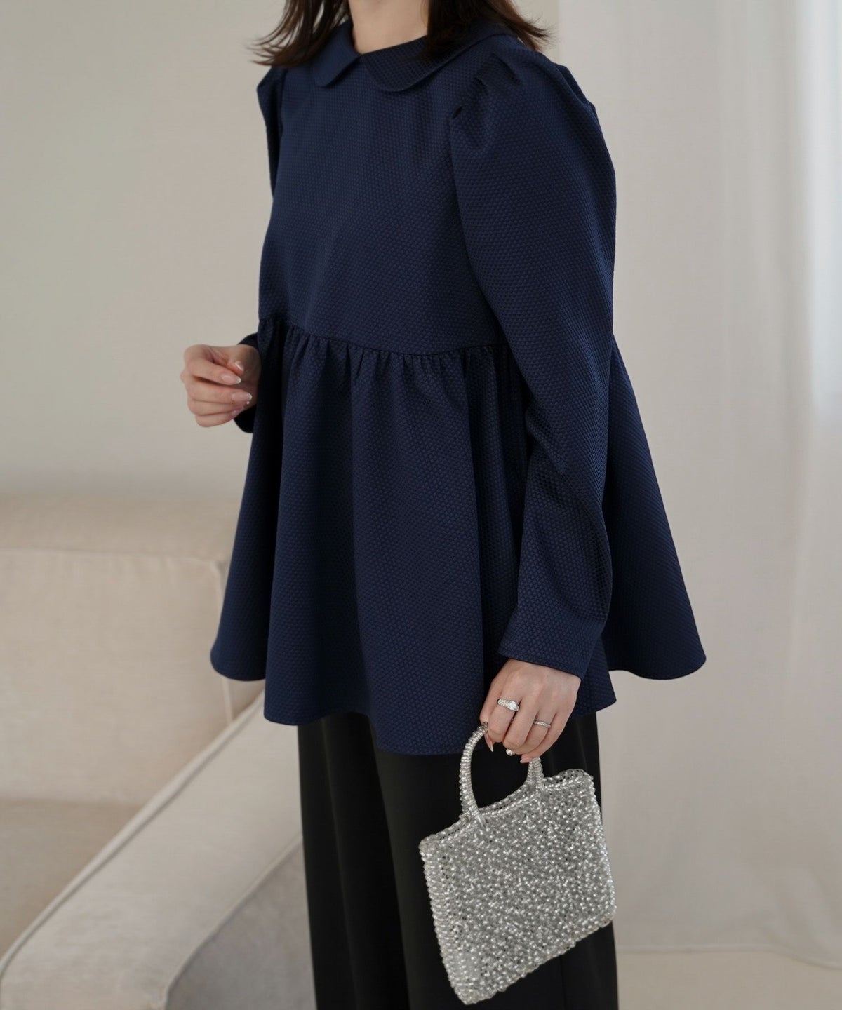 襟付き ジャガード ペプラム ブラウス フェミニン 微光沢 ペプラム 丸襟 長袖 きれいめ 上品 オフィス  オケージョン ホワイト/ネイビー/ブラック/M/長袖