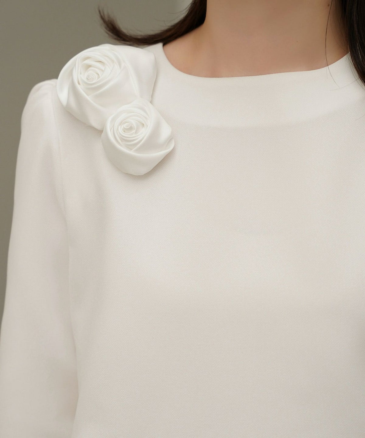 バラモチーフ クロス トップス ラウス  サテン 薔薇 ペプラム 長袖 セレモニー オケージョン 上品 オフィス ホワイト/ブラック/M/長袖