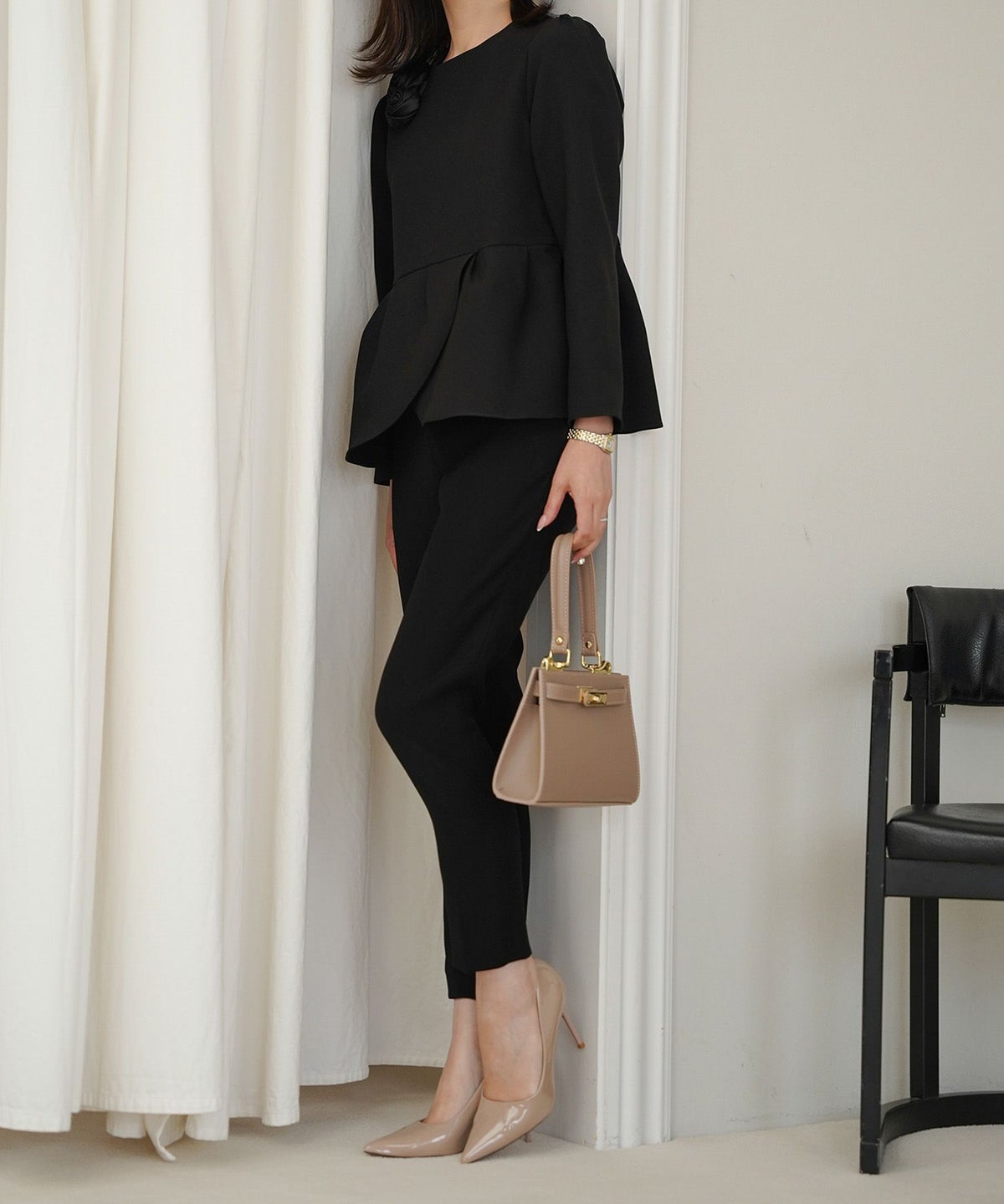 バラモチーフ クロス トップス ラウス  サテン 薔薇 ペプラム 長袖 セレモニー オケージョン 上品 オフィス ホワイト/ブラック/M/長袖