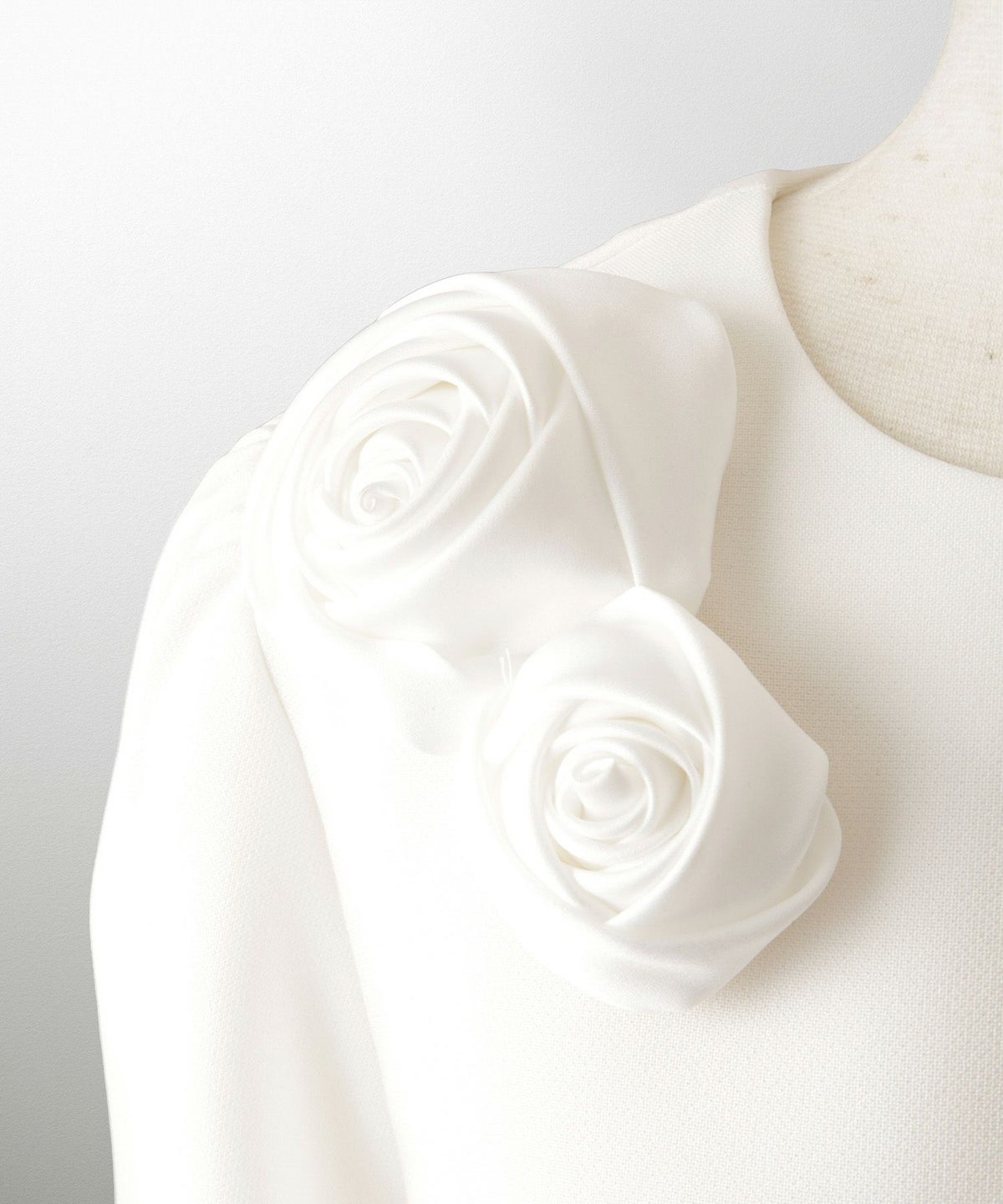 バラモチーフ クロス トップス ラウス  サテン 薔薇 ペプラム 長袖 セレモニー オケージョン 上品 オフィス ホワイト/ブラック/M/長袖