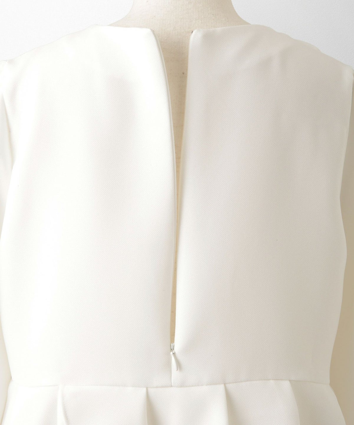 バラモチーフ クロス トップス ラウス  サテン 薔薇 ペプラム 長袖 セレモニー オケージョン 上品 オフィス ホワイト/ブラック/M/長袖