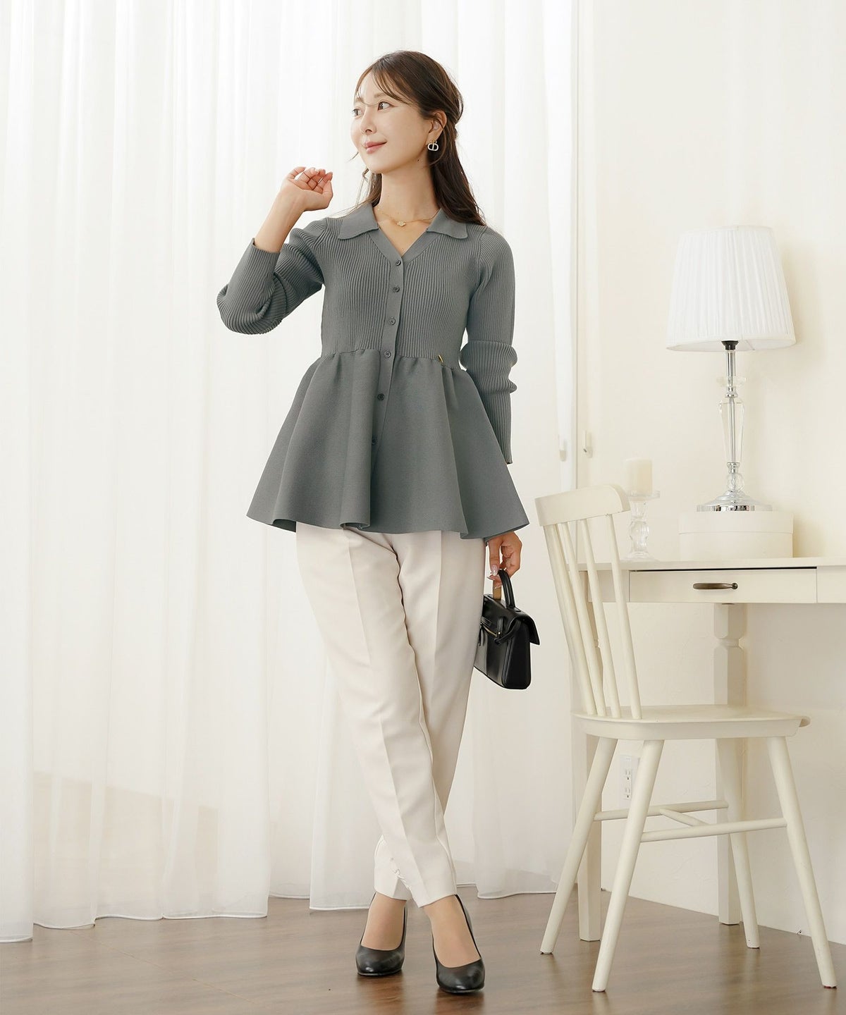 ペプラム 襟付き ニット Vネック レディース 秋冬 トップス 長袖 オフィスカジュアル フェミニン デート コーデ 通勤 服 きれいめ 上品 大人 カジュアル シンプル アイボリー ピンク チャコール　ネイビー