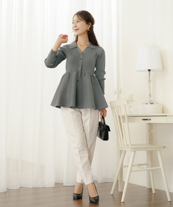 ペプラム 襟付き ニット Vネック レディース 秋冬 トップス 長袖 オフィスカジュアル フェミニン デート コーデ 通勤 服 きれいめ 上品 大人 カジュアル シンプル アイボリー ピンク チャコール　ネイビー