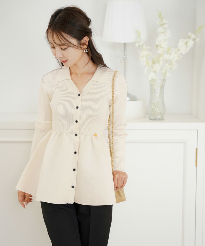 ペプラム 襟付き ニット Vネック レディース 秋冬 トップス 長袖 オフィスカジュアル フェミニン デート コーデ 通勤 服 きれいめ 上品 大人 カジュアル シンプル アイボリー ピンク チャコール　ネイビー