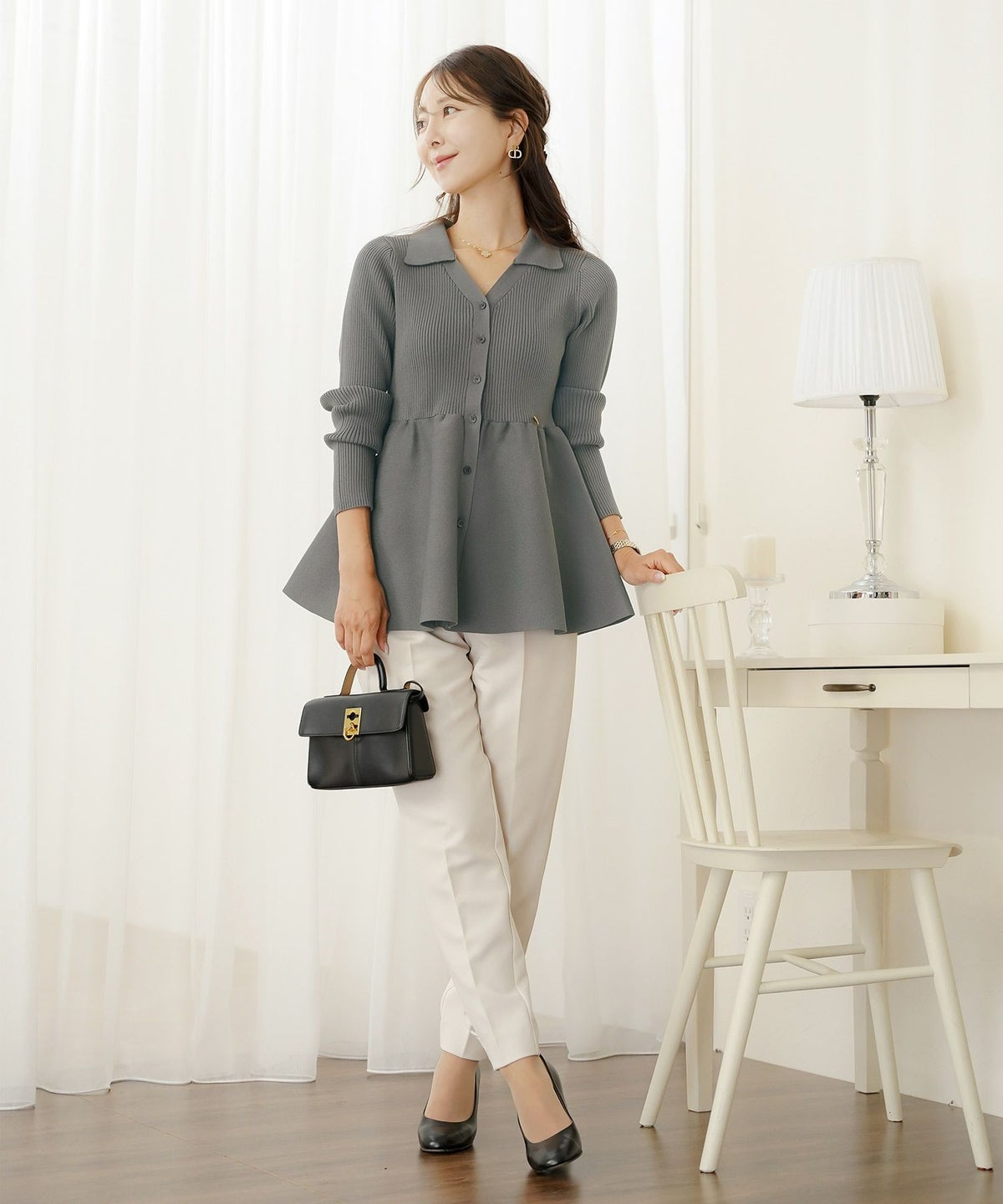 ペプラム 襟付き ニット Vネック レディース 秋冬 トップス 長袖 オフィスカジュアル フェミニン デート コーデ 通勤 服 きれいめ 上品 大人 カジュアル シンプル アイボリー ピンク チャコール　ネイビー