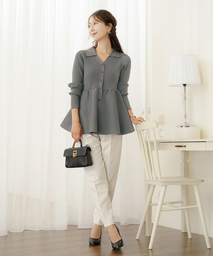 ペプラム 襟付き ニット Vネック レディース 秋冬 トップス 長袖 オフィスカジュアル フェミニン デート コーデ 通勤 服 きれいめ 上品 大人 カジュアル シンプル アイボリー ピンク チャコール　ネイビー