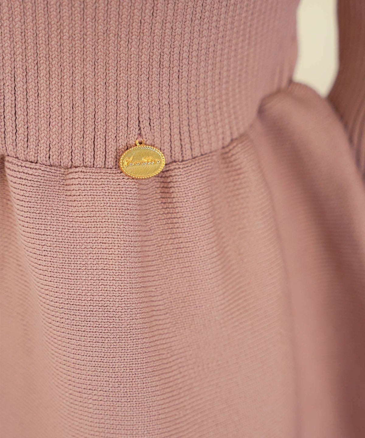 ペプラム 襟付き ニット Vネック レディース 秋冬 トップス 長袖 オフィスカジュアル フェミニン デート コーデ 通勤 服 きれいめ 上品 大人 カジュアル シンプル アイボリー ピンク チャコール　ネイビー