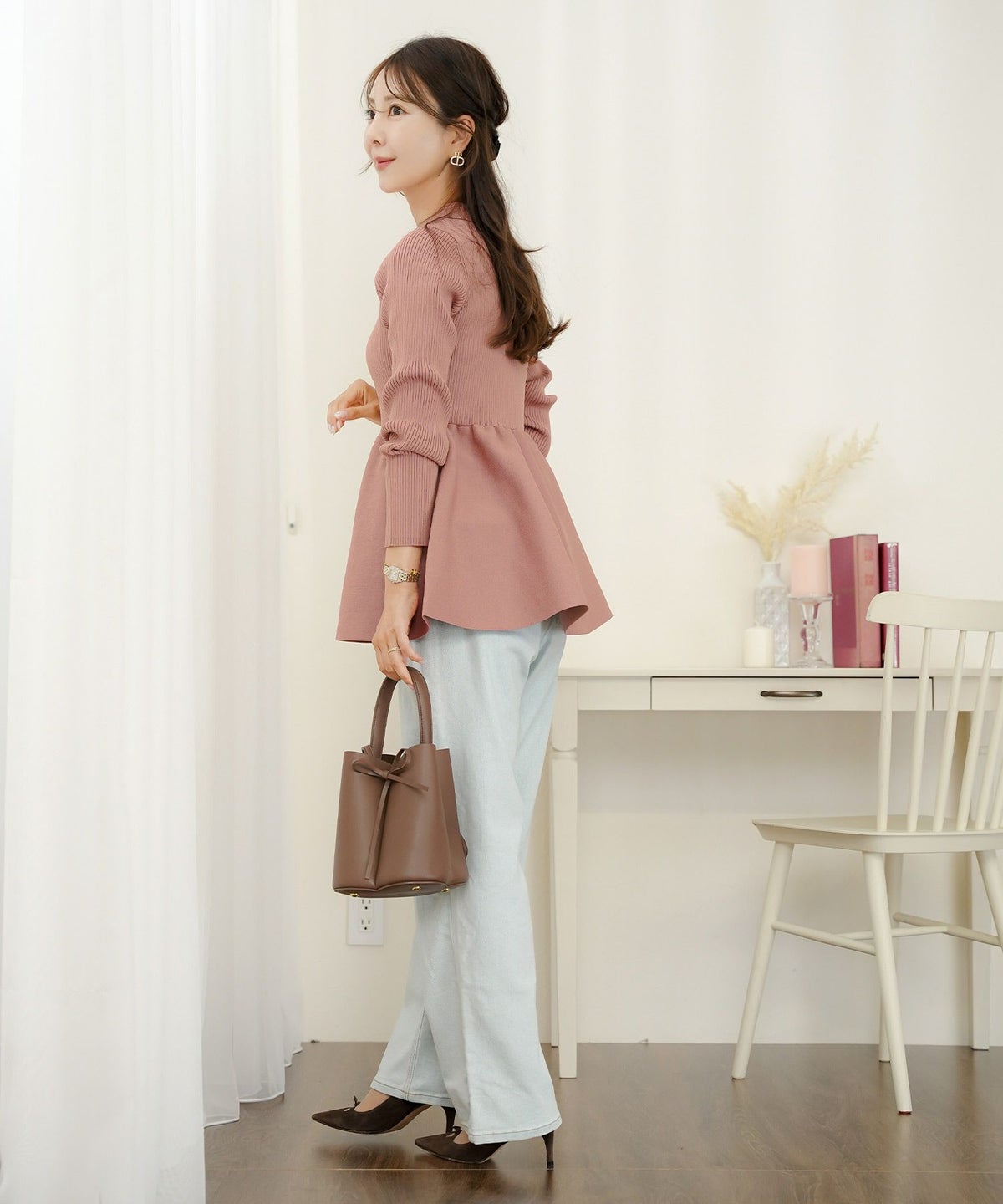 ペプラム 襟付き ニット Vネック レディース 秋冬 トップス 長袖 オフィスカジュアル フェミニン デート コーデ 通勤 服 きれいめ 上品 大人 カジュアル シンプル アイボリー ピンク チャコール　ネイビー