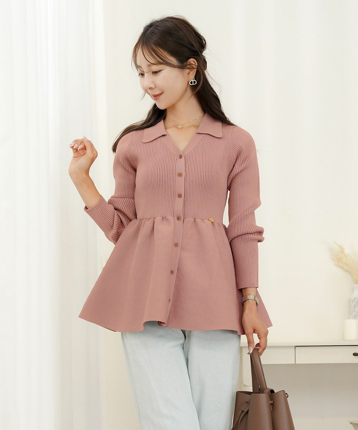 ペプラム 襟付き ニット Vネック レディース 秋冬 トップス 長袖 オフィスカジュアル フェミニン デート コーデ 通勤 服 きれいめ 上品 大人 カジュアル シンプル アイボリー ピンク チャコール　ネイビー